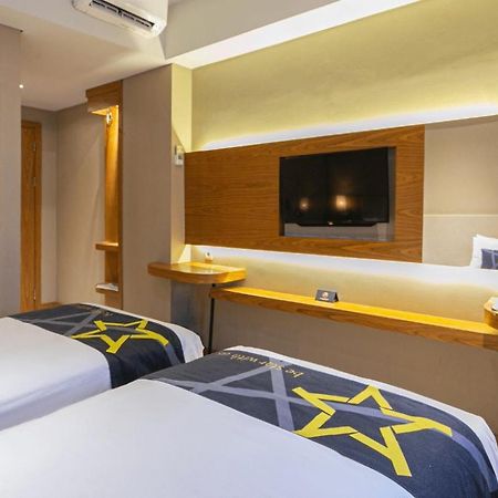 Yellow Star Ambarukmo Hotel Pakualaman Exterior foto