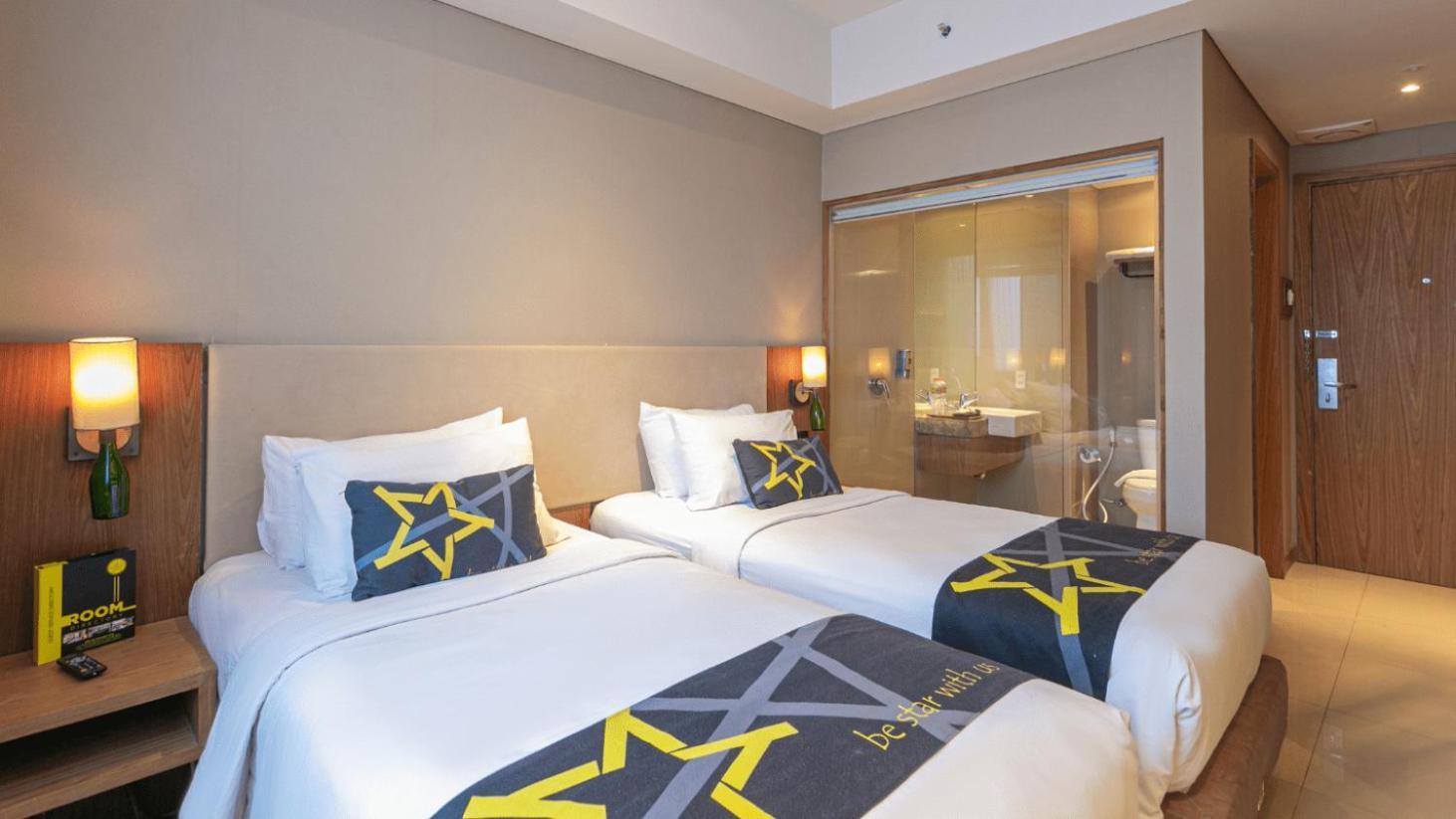 Yellow Star Ambarukmo Hotel Pakualaman Exterior foto