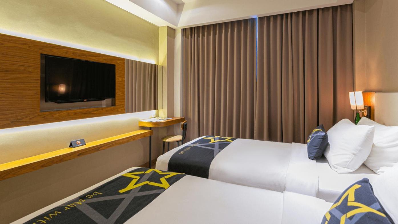 Yellow Star Ambarukmo Hotel Pakualaman Exterior foto